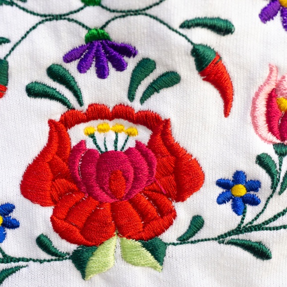 Embroidered Woman T-shirt with hungarian Kalocsa Flower design - Picture 4 of 8
